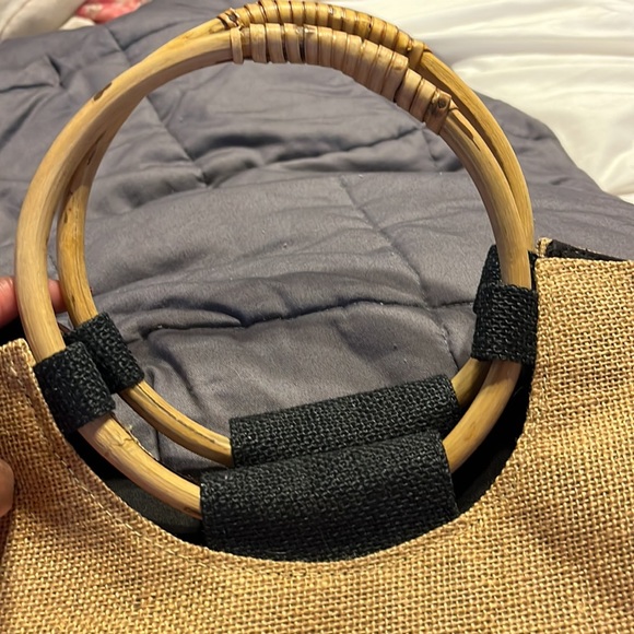 Great tote bag. It has a “C” initial on the right corner of the tote bag. - Picture 7 of 7